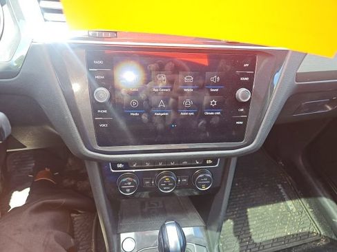 Used 2021 Volkswagen Tiguan SE AWD/4WD image 16