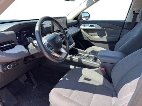 Used 2025 Ford Explorer Active AWD/4WD image 9