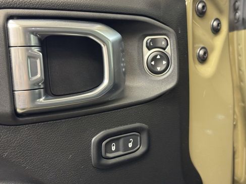 Used 2025 Jeep Wrangler Unlimited Rubicon image 9