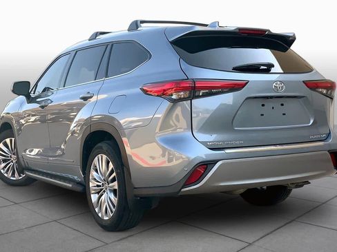 Used 2023 Toyota Highlander Platinum FWD image 12