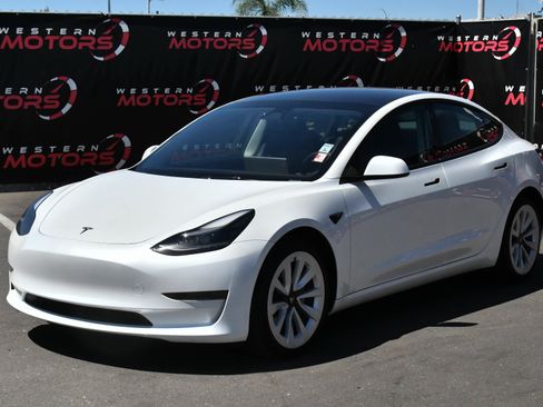 Used 2023 Tesla Model 3 Standard Range RWD image 3
