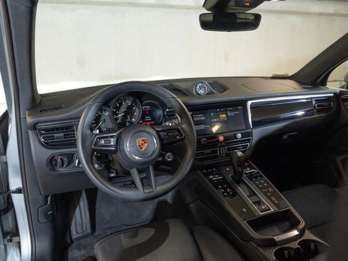 Certified 2026 Porsche Macan AWD/4WD image 4