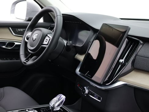 Used 2025 Volvo XC90 B5 Core AWD/4WD image 43