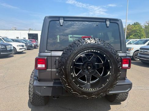 Used 2019 Jeep Wrangler Unlimited Sahara AWD/4WD image 4