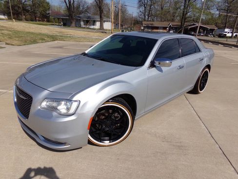 Used 2020 Chrysler 300 Limited image 7