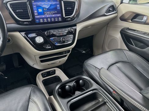 Used 2019 Chrysler Pacifica Touring-L w/ Advanced Safetytec Group image 28