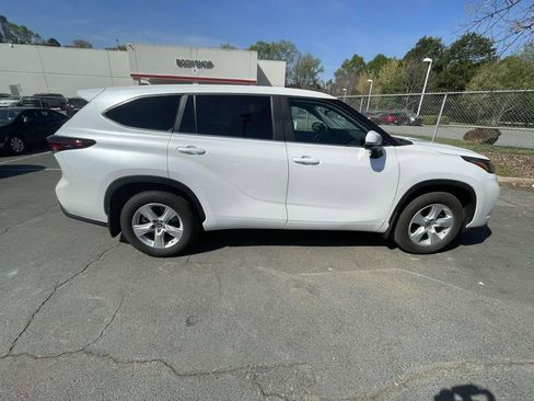 Used 2024 Toyota Highlander LE image 11