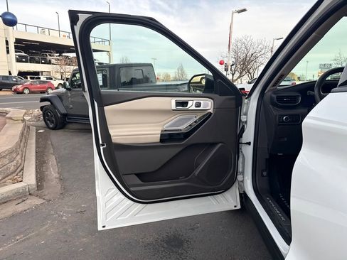 Certified 2023 Ford Explorer Platinum w/ Technology Package image 9