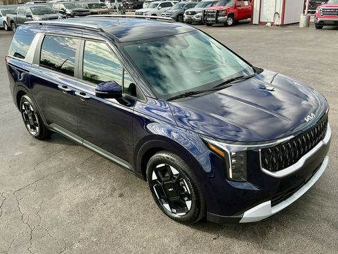 Used 2025 Kia Carnival EX image 4