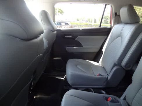 Used 2023 Toyota Highlander XLE FWD image 10