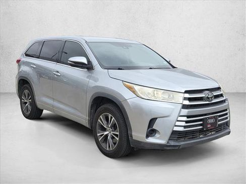 Used 2017 Toyota Highlander LE image 2