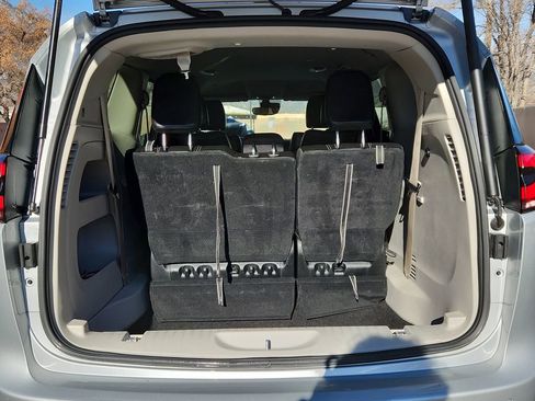 Used 2024 Chrysler Pacifica Touring-L image 13