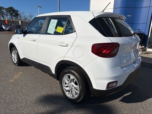 Certified 2025 Hyundai Venue SE image 8
