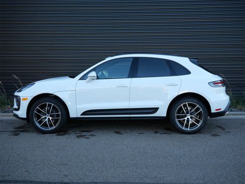 Used 2025 Porsche Macan image 2