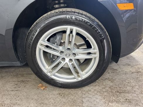 Certified 2025 Porsche Macan image 11