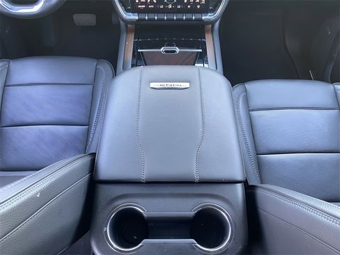 Used 2025 GMC Yukon Denali image 17