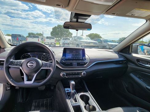 Used 2024 Nissan Altima 2.5 SV FWD image 20