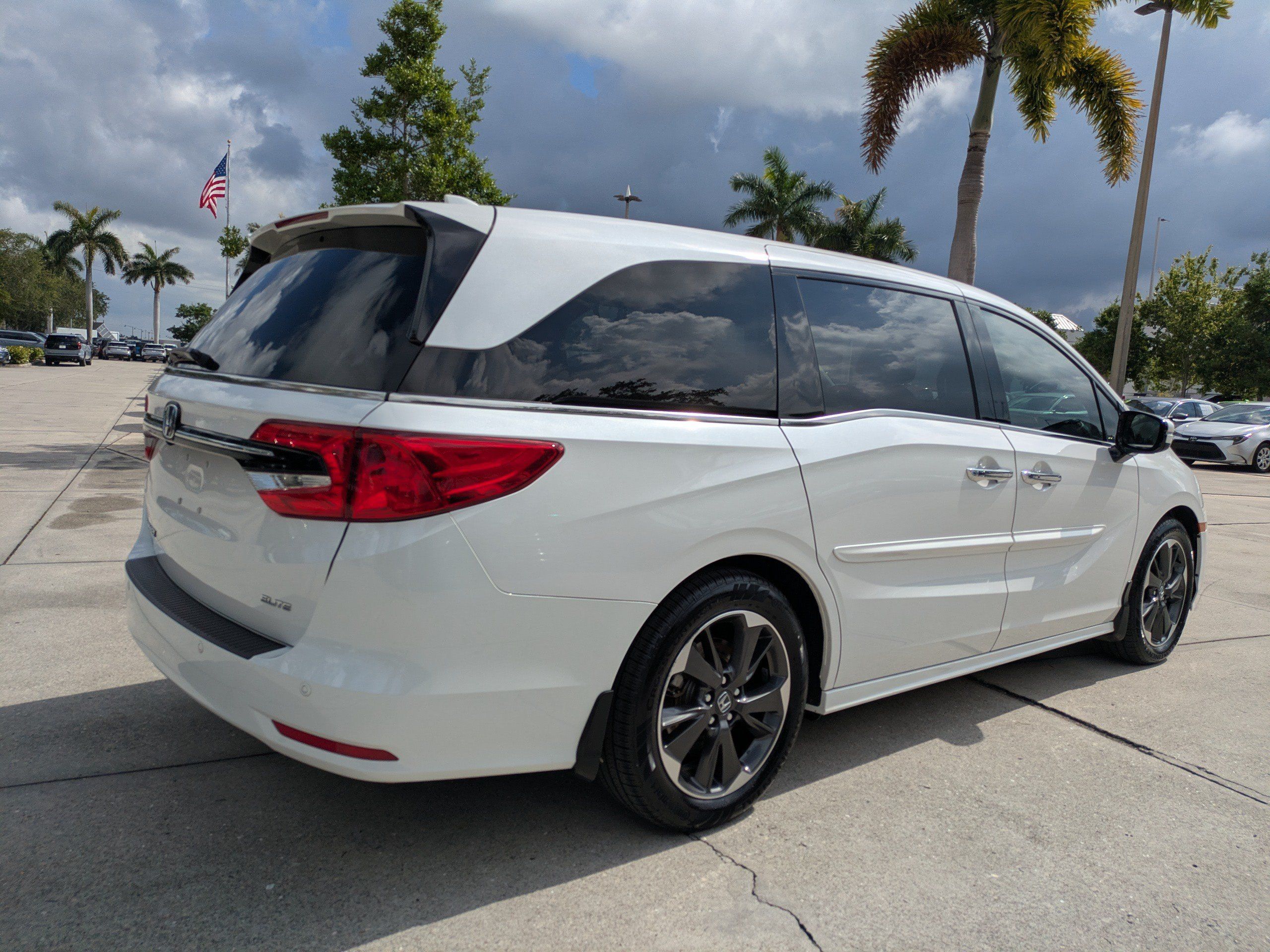 Used 2023 Honda Odyssey Elite image 4