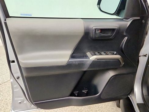 Used 2019 Toyota Tacoma SR5 AWD/4WD image 10