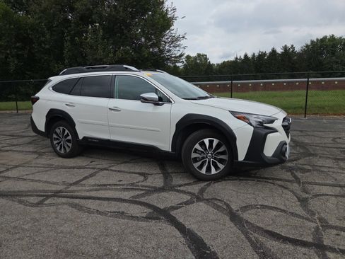 Used 2023 Subaru Outback Touring AWD/4WD image 3