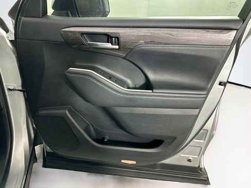 Used 2021 Toyota Highlander Limited image 34