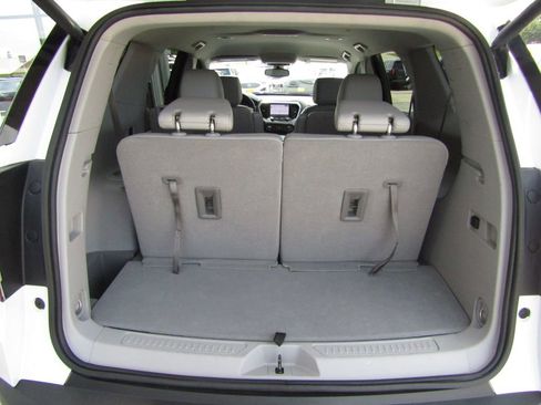 Used 2023 GMC Acadia SLT w/ Technology Package FWD image 39