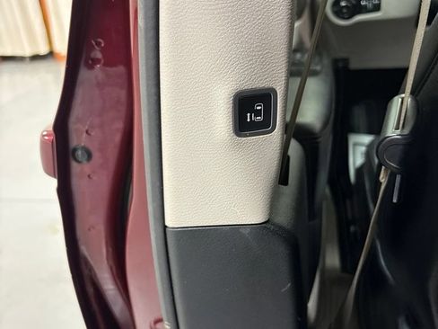 Used 2019 Chrysler Pacifica Touring-L FWD image 24