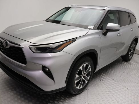 Used 2023 Toyota Highlander XLE FWD image 2
