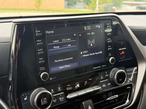 Used 2022 Toyota Highlander XLE AWD/4WD image 24