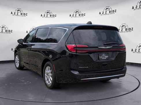 Used 2023 Chrysler Pacifica Touring-L FWD image 4