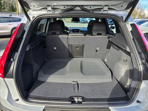 Used 2025 Volvo XC40 B5 Plus image 16