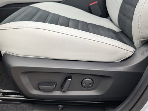 New 2025 Mitsubishi Outlander SE image 15