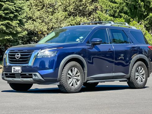 Used 2022 Nissan Pathfinder SL w/ Cargo Package FWD image 9
