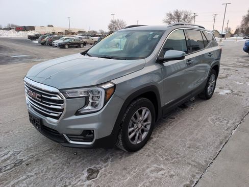 Used 2024 GMC Terrain SLT w/ Infotainment Package II image 4
