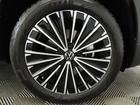 Used 2025 Volkswagen Taos SE w/ Panoramic Sunroof Package image 33