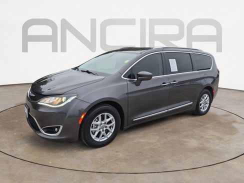 Used 2020 Chrysler Pacifica Touring-L image 6