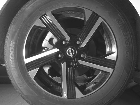 Used 2025 Nissan Sentra SV FWD image 18