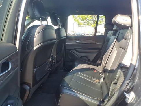 Certified 2025 Jeep Grand Cherokee Limited w/ Black Appearance Package AWD/4WD image 18