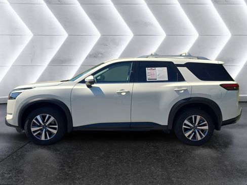 Used 2024 Nissan Pathfinder SL AWD/4WD image 2