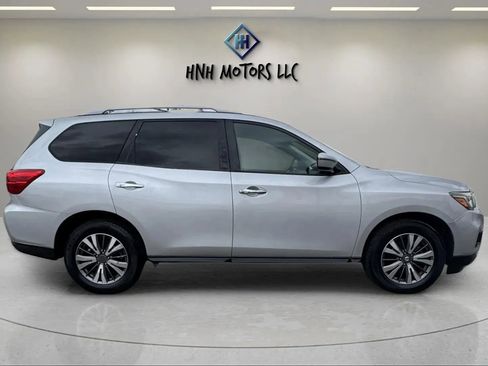 Used 2017 Nissan Pathfinder SV image 5