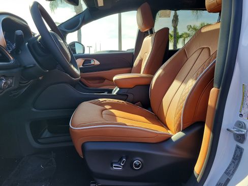 New 2026 Chrysler Pacifica Pinnacle FWD image 15