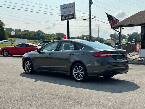 Used 2017 Ford Fusion SE w/ Fusion SE Technology Package FWD image 6
