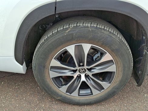 Used 2025 Toyota Highlander XLE image 9