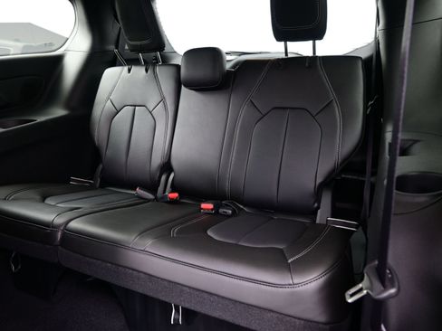 New 2027 Chrysler Pacifica Select FWD image 14