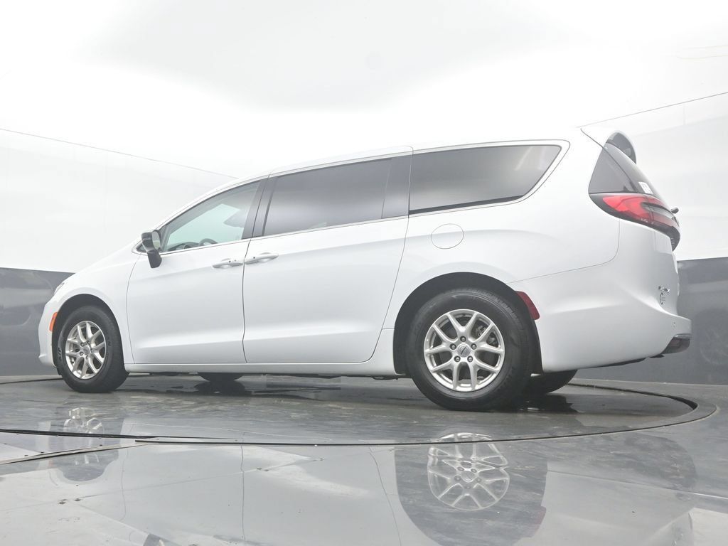 Used 2024 Chrysler Pacifica Touring-L FWD image 51
