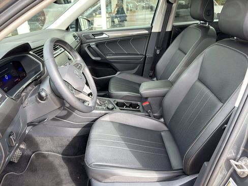 Used 2022 Volkswagen Tiguan SE image 17