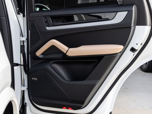 Certified 2026 Porsche Cayenne AWD/4WD image 36