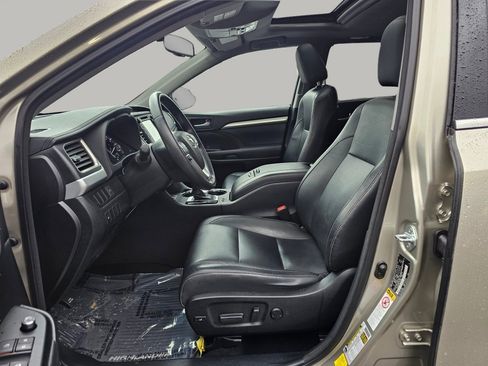 Used 2015 Toyota Highlander XLE image 21