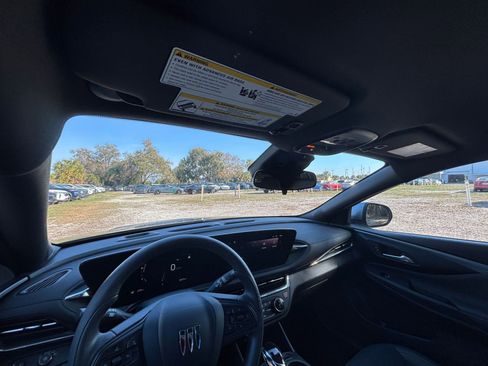 Used 2025 Buick Envista Preferred image 35