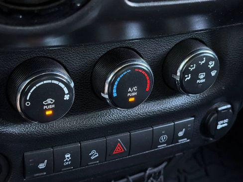 Used 2014 Jeep Wrangler Unlimited Sahara AWD/4WD image 20